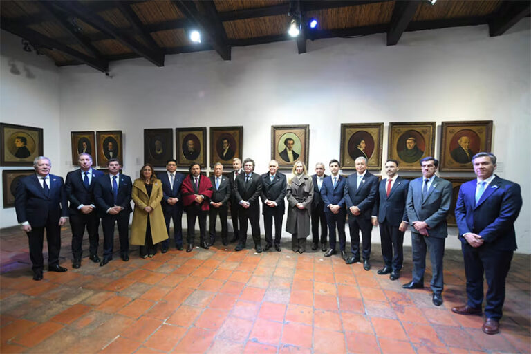 En Tucumán Milei se comparó con los patriotas de 1816 y pidió “renovación de votos” con gobernadores