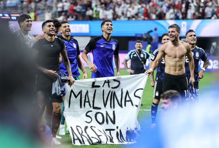 La bandera de Malvinas flameó en el festejo e ”indignó” a la prensa británica
