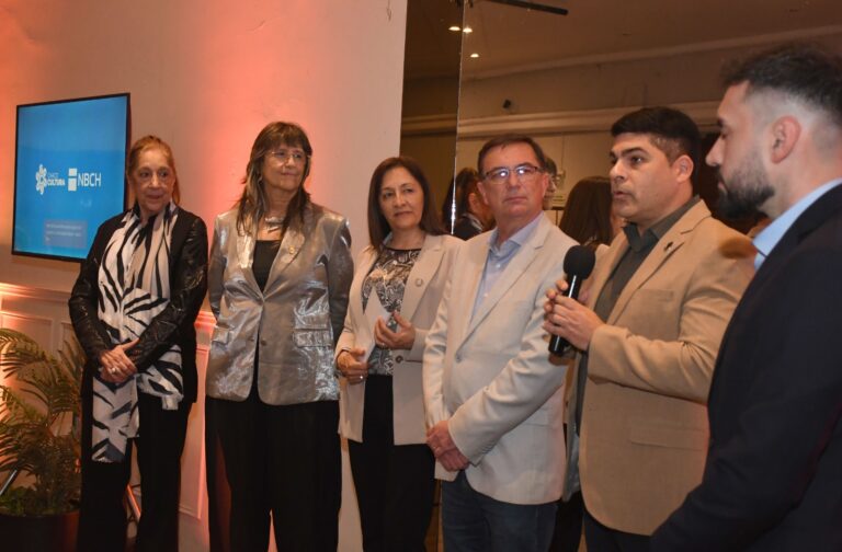 La colección de arte de NBCH se muestra en el Club Social