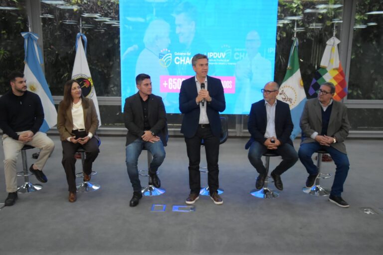 La Legislatura acompañó la entrega de 50 títulos de propiedad a familias del área metropolitana