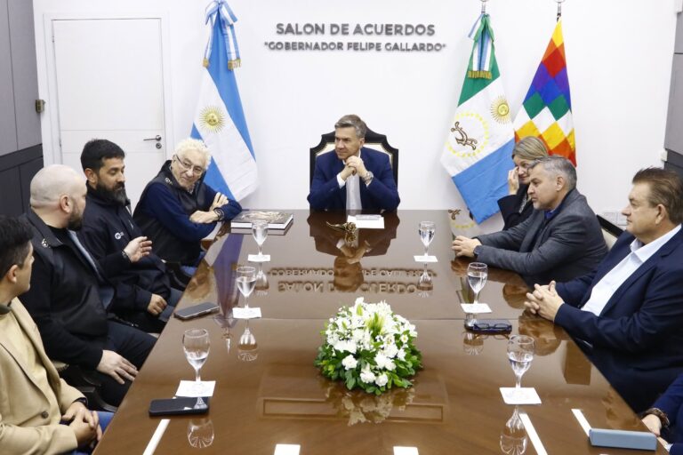BIENAL 2026: ZDERO RECIBIÓ A JUAN CARLOS PALLAROLS, QUIEN DONÓ LA “ROSA DE LA PAZ” PARA IMPULSAR LA RESTAURACIÓN DE BOSQUES NATIVOS