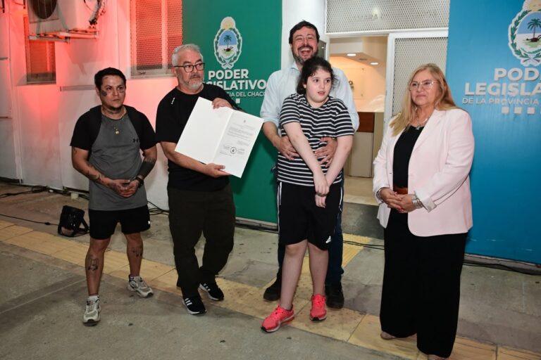 La Legislatura se iluminó de naranja para visibilizar y concientizar sobre el TDAH