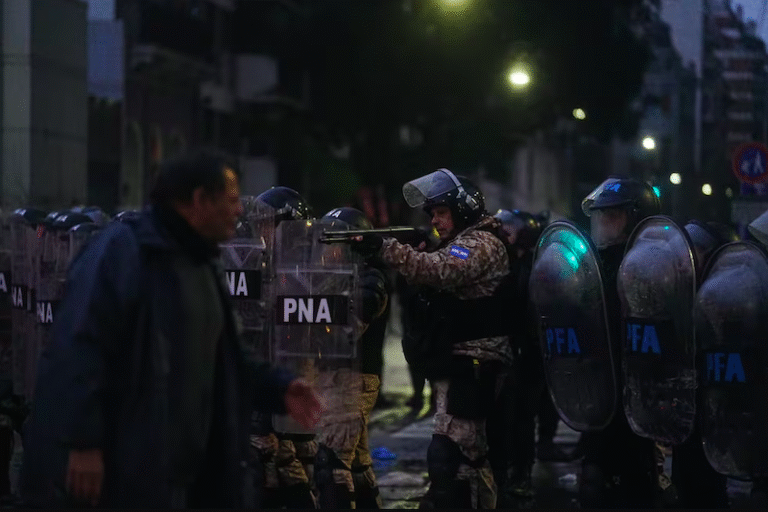 Gases, balas de goma y carros hidrantes contra los que marcharon para que no se venda la patria