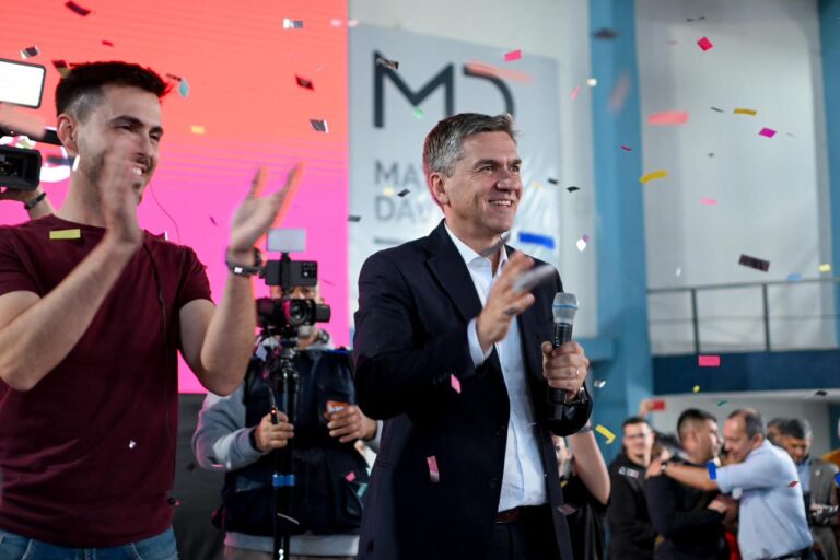 ZDERO PRESENTÓ EN SÁENZ PEÑA EL PROGRAMA +FUTURO PARA PREMIAR EL MÉRITO ESTUDIANTIL