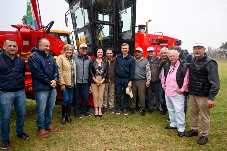 MÁS MAQUINARIAS PARA LOS CAMINOS RURALES: ZDERO SUMA EQUIPAMIENTO PARA CONSORCIOS DE TRES ISLETAS
