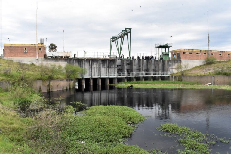 ÁREA METROPOLITANA: EL GOBIERNO PROVINCIAL PROFUNDIZA LA LIMPIEZA DE CANALES Y LAS DEFENSAS ANTE EL FENÓMENO DEL NIÑO