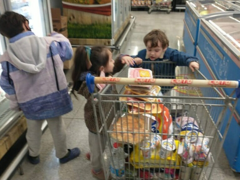 Las canastas de crianza subieron entre 2,1% y 2,4% en agosto: cuánto cuesta mantener a un hijo