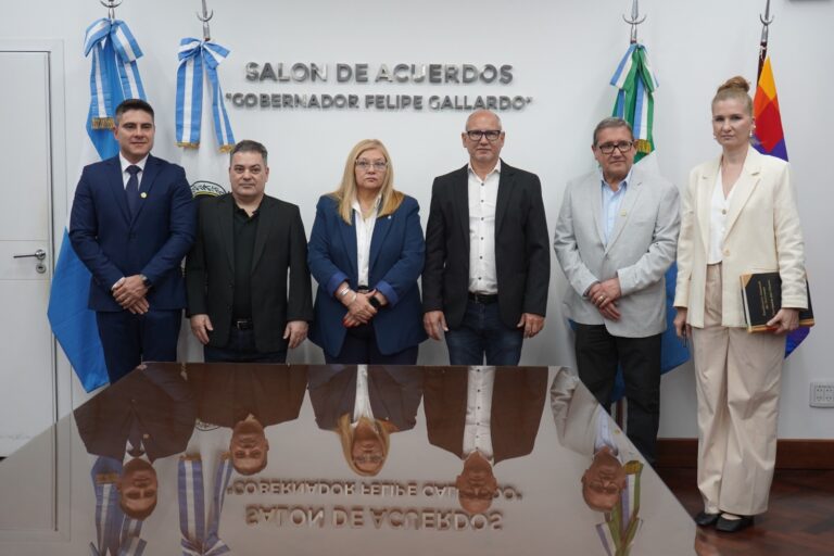 Delgado tomó juramento a Alberto Mahave como vocal del IPDUV