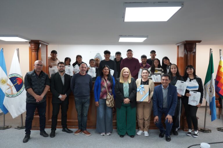 Delgado recibió a estudiantes de la Escuela Bilingüe Indígena Nº 3 de Villa Río Bermejito y destacó la importancia de generar oportunidades educativas