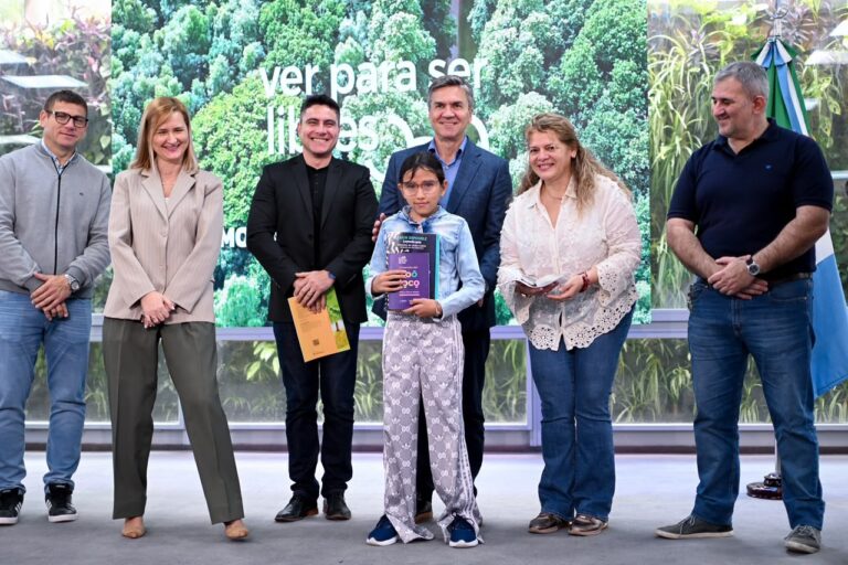 VER PARA SER LIBRES: ZDERO ENTREGÓ 100 ANTEOJOS Y DESTACÓ LA INCLUSIÓN EDUCATIVA DE LOS CHICOS