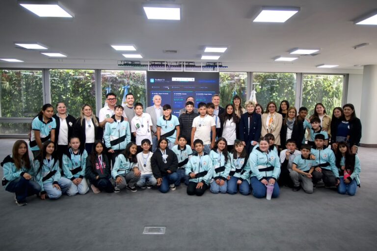 ALUMNOS DE EL ZAPALLAR PRESENTARON AL GOBERNADOR ZDERO SU PROYECTO DE BANCA VIRTUAL QUE FUE DESTACADO EN LA FERIA NACIONAL DE CIENCIAS