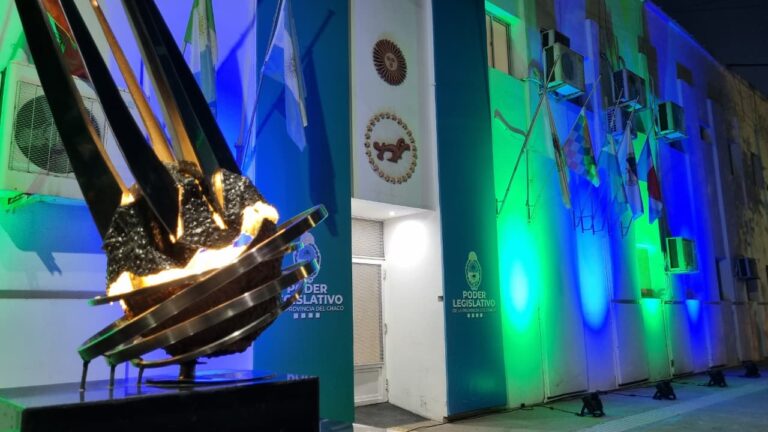 La Legislatura se ilumina de verde y azul por el Día Provincial de Concientización del Síndrome de Alfi