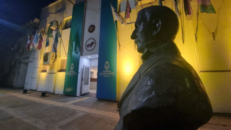 LA LEGISLATURA SE ILUMINÓ DE AMARILLO EN EL DÍA MUNDIAL DE LA PREVENCIÓN DEL SUICIDIO