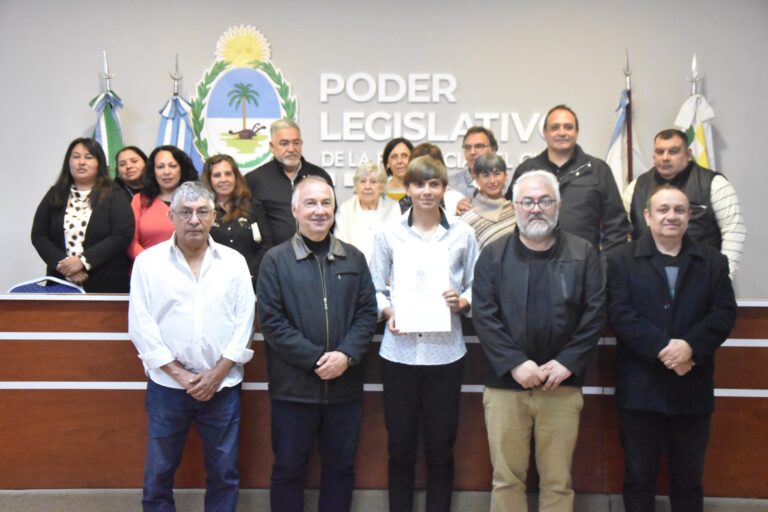 La Legislatura reconoció al joven atleta y escritor chaqueño Thiago García